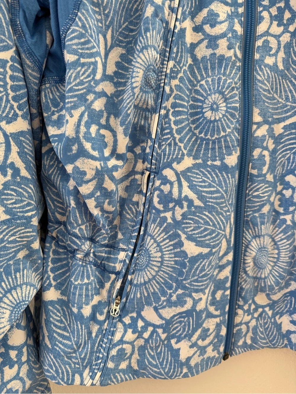 Lululemon Travel to Track Blue Floral Print Women's Jacket size 10 - Picture 8 of 13